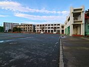 横浜市立富岡東中学校　1000m　徒歩13分。部活などで帰りが遅くなっても安心の距離です。 