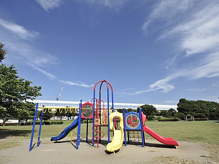 新杉田公園 1200m 野球場、テニスコート、ドッグラン、芝生広場などが整備された地区公園。