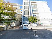 横浜市立西寺尾第二小学校　350m　徒歩5分。小学校が近いのは子育てファミリーにもおすすめのポイント。 