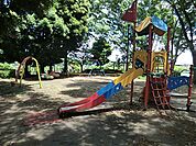 大熊町公園　550m　大木に囲まれた木漏れ日が優しい公園。小さなお子様が安心して遊べる遊具も充実しています。 