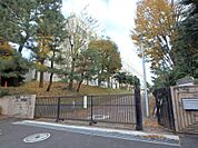 横浜市立新石川小学校　1000m　徒歩13分。お友達との会話も弾む通学路。お子様のかけがえのない思い出に。 