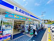ローソン港北下田町五丁目店　600m　お弁当や飲み物をはじめ、さまざまな商品を取り扱うコンビエンスストア。 