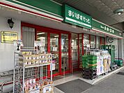 まいばすけっと本牧町1丁目店　650m　イオン系列の小型スーパー。食品、雑貨等、生活に必要なものをコンパクトに手に入れることができます。 