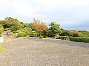本牧山頂公園　700m　べイブリッジやランドマークタワーを一望できる見晴らしのよい公園です。大自然の中でゆったりと寛げます。 