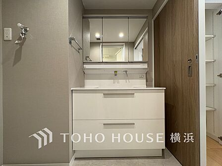 収納たっぷりの洗面台。毎朝身支度で活躍するスペースです。