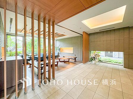 外と内をつなぐエントランスロビーは、格調ある雰囲気を漂わせた上質な空間。
