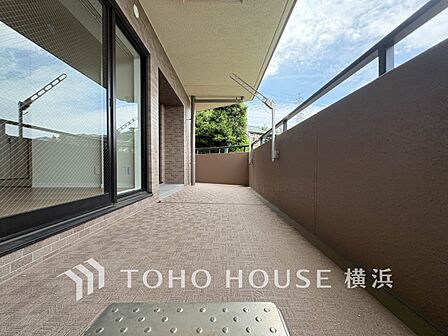 休日にまとめてお洗濯される方も安心のバルコニー。