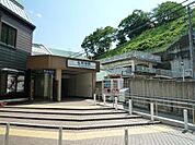 弘明寺駅（京急）　1520m　急行停車駅。駅前には図書館やプールがあり、買い物客で賑わう弘明寺商店街も近くにあります。 