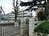 周辺：横浜市立石川小学校　750m　徒歩10分。小学校が近いのは子育てファミリーにもおすすめのポイントです。 