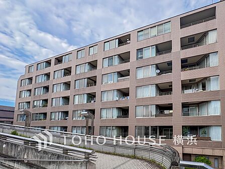 住む人を映し出す洗練された佇まいは、いつまでも輝き続けながらいつしか街の風景に溶け込んでいきます。