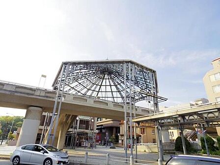 横浜市営地下鉄ブルーライン「中川」駅 260m 横浜駅までの所要時間は約26分。東急田園都市線も乗り入れているあざみ野駅までは1駅2分。