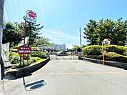 横浜市立別所小学校　500m　徒歩7分。小学校が近いのは子育てファミリーにもおすすめのポイント。 