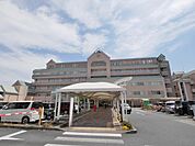 地方独立行政法人神奈川県立病院機構神奈川県立こども医療センター　1500m　とても静かで広く、キッズスペースもあり、折り紙コーナー、図書室などがある。こどものための心強い病院。 