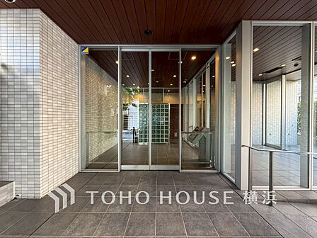 住まう誇らしさと安心感を演出する落ち着いた雰囲気のエントランス。