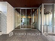 住まう誇らしさと安心感を演出する落ち着いた雰囲気のエントランス。