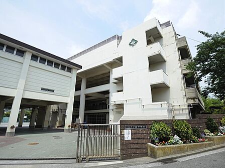 横浜市立森中学校 1700m 徒歩22分。中学生の体力づくりにはぴったりの距離かもしれませんね。