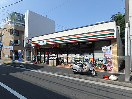 セブン-イレブン 横浜三吉橋店　550m　24時間営業。近くにあるとちょっとした買い物にも便利ですね。 