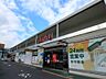 周辺：西友能見台店　1200m　24時間営業が嬉しいですね。食品から衣料品・日用品まで揃っています。いざというときにも安心です。    