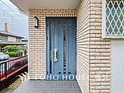 お住まいの顔となる玄関。住まう方のプライドを満たすクオリティを備えています。 