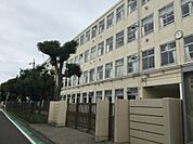横浜市立上郷中学校　900m　徒歩12分。部活などで帰りが遅くなっても安心の距離です。 