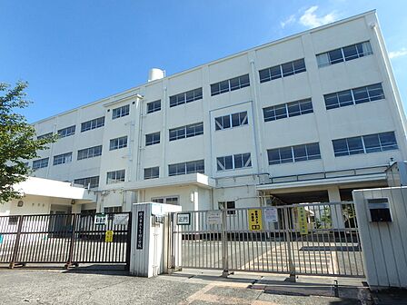 横浜市立もえぎ野小学校 650m 徒歩10分。小学校が近いのは子育てファミリーにもおすすめのポイント。