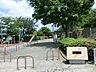 周辺：亀井公園　220m　住宅街の一角にある公園。お子様が楽しく遊べる滑り台やブランコなどの遊具もあります。 