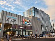 ジョイナステラス　700m　相鉄線を挟んでテラス1とテラス2の2つの建物で構成される大型ショッピングモール。 