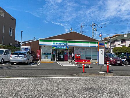 ファミリーマート中沢二丁目店　400m　お手軽に食べれる食品や日用品雑貨などを扱う便利なコンビニ。 