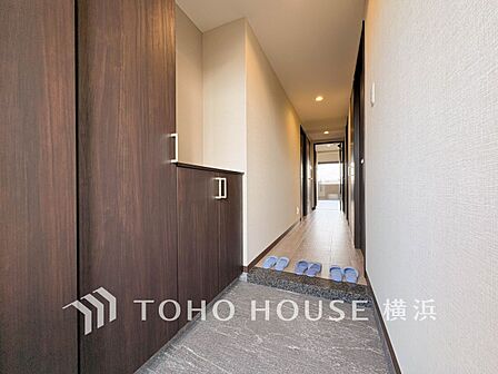 上質感漂う玄関。居住者の帰り、訪れる方を優しく迎えてくれます。
