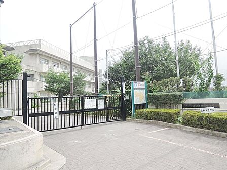 横浜市立さつきが丘小学校 140m 徒歩2分。小学校が近いのは子育てファミリーにもおすすめのポイント。