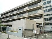 横浜市立平沼小学校　750m　徒歩10分。小学校が近いのは子育てファミリーにもおすすめのポイントです。 