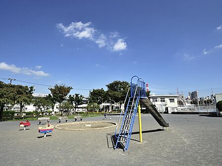 岡野公園 850m 野球場、プールから遊具は幼児も遊べるものまでそろっている、子供たちは退屈することのない場所です。