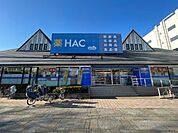 ハックドラッグ新本牧店　650m　医薬品や日用品、食料品まで充実の品揃え。VポイントとWAON POINTが同時に貯まります。 