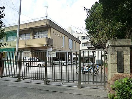横浜市立汐見台中学校 800m 徒歩10分。部活などで帰りが遅くなっても安心の距離感です。