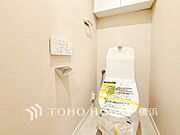 清潔感溢れるトイレ。落ち着いた空間で安らぎのひとときをお過ごしいただけます。