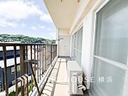 太陽の恵みをたっぷりと受けて、洗濯物も気持ちよく干せそうです。
