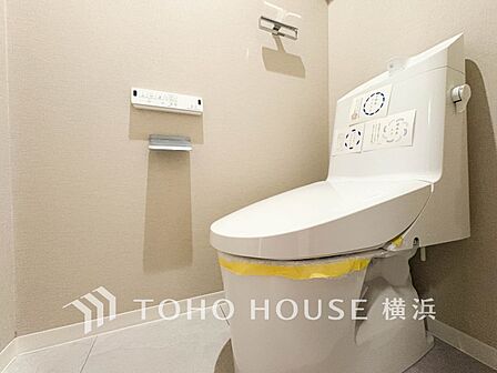 換気と明るさに配慮した、清潔感溢れるトイレ。落ち着いた空間で安らぎのひとときをお過ごしいただけます。