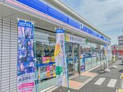 ローソン栄鍛冶ケ谷一丁目店　550m　近くにあるとちょっとした買い物にも便利ですね。 