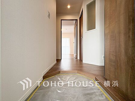 上質感漂う玄関と廊下。居住者の帰り、訪れる方を優しく迎えてくれます。