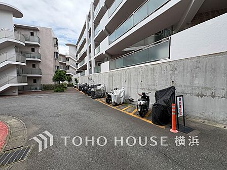 管理の行き渡った、整理整頓された清潔感ある駐輪場。