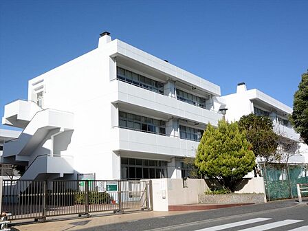 横浜市立東永谷中学校　1200m　徒歩15分。部活などで帰りが遅くなっても安心の距離感です。 