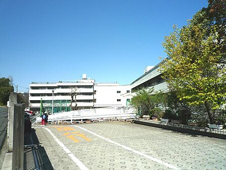 横浜市立松本中学校 500m 徒歩7分。部活などで帰りが遅くなっても安心の距離です。