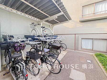 屋根付きの駐輪スペースは、雨風から大事な愛車を守ってくれます。