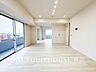リビング/ダイニング：豊かな光が照らすこの場所は、たわいもない会話を楽しみ、ゆったりとした時間を過ごす場所。