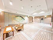 外と内をつなぐエントランスロビーは、格調ある雰囲気を漂わせた上質な空間。
