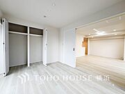 リビングに隣接した洋室。開け放してリビングと一体化してお使いいただくのもいいですね。