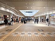 エトモ長津田　500m　カフェ、スイーツ、書籍、生活雑貨など、バラエティー溢れるショップが揃う長津田駅直結の商業施設。 