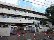 横浜市立西寺尾小学校　1200m　徒歩15分。小学校が近いのは子育てファミリーにもおすすめのポイント。 