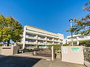 横浜市立錦台中学校　900m　徒歩12分。部活などで帰りが遅くなっても安心の距離です。 