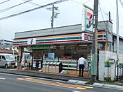 セブンイレブン横浜新吉田町貝塚店　300m　近くにあるとちょっとした買い物にも便利ですね。 